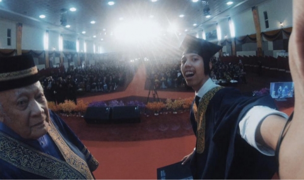 Selfie saat wisuda mahasiswa ini ditunda kelulusannya