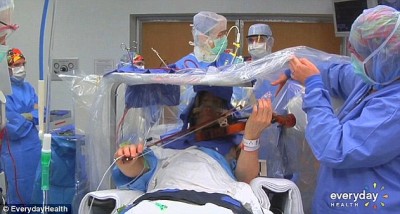 Operasi Otak tapi pemain violin tetap beraksi (dailymail.com)