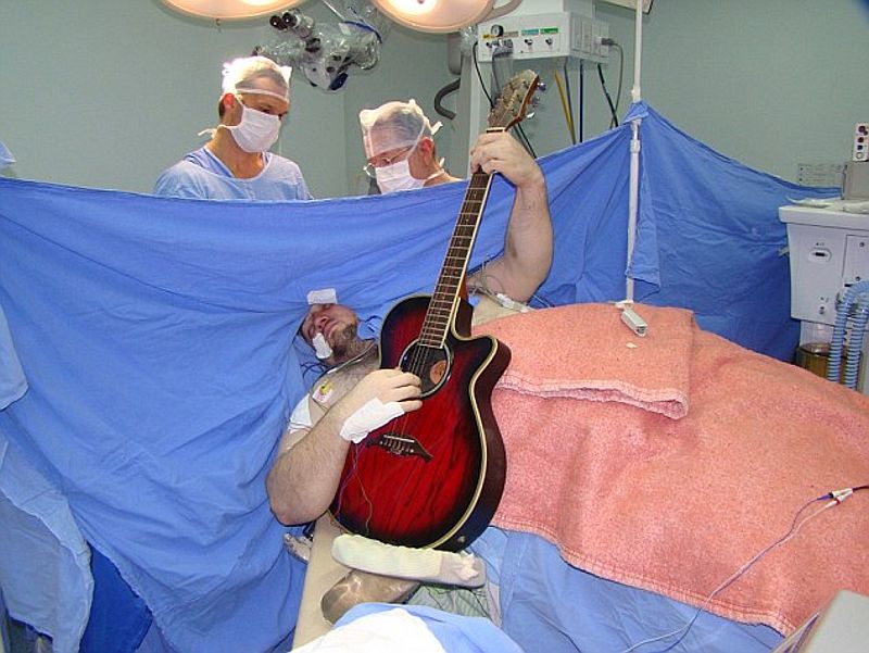 Sedang Operasi Otak Menyanyi Lagu Beatles (Mail Online.com)