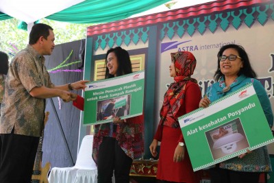 Head of Environment & Social Responsibility PT Astra International Tbk Riza Deliansyah menyerahkan secara simbolis mesin pencacah plastik kepada pengurus Bank Sampah Rawajati pada acara peresmian Fasilitas Terpadu di Kampung Berseri Astra (KBA) Rawajati (7/10). Mesin pencacah plastik senilai Rp 100 juta ini diharapkan mampu menghasilkan dua ton cacahan plastik per bulan. 