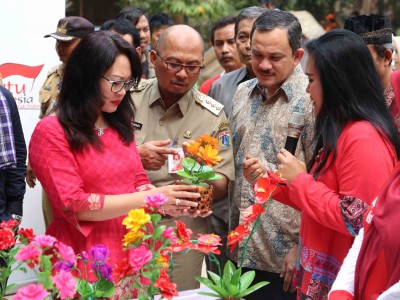Walikota Jakarta Selatan Tri Kurniadi (kedua kiri) didampingi Head of Environment & Social Responsibility PT Astra International Tbk Riza Deliansyah (kedua kanan) dan Wakil Ketua Tim Penggerak Pembinaan Kesejahteraan Keluarga (PKK) DKI Jakarta Happy Djarot Saiful menyimak penjelasan dari pengurus Bank Sampah Rawajati mengenai pemanfaatan sampah plastik menjadi barang bernilai ekonomis pada acara peresmian Fasilitas Terpadu di Kampung Berseri Astra (KBA) Rawajati (7/10) 