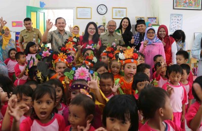 Walikota Jakarta Selatan Tri Kurniadi, Head of Environment & Social Responsibility PT Astra International Tbk Riza Deliansyah dan Wakil Ketua Tim Penggerak Pembinaan Kesejahteraan Keluarga (PKK) DKI Jakarta Happy Djarot Saiful bersama murid-murid PAUD Bunga Jati pada acara peresmian Fasilitas Terpadu di Kampung Berseri Astra (KBA) Rawajati (7/10). Saat ini terdaftar sekitar 130 murid yang setiap harinya datang ke PAUD Bunga Jati. 