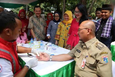 Walikota Jakarta Selatan Tri Kurniadi didampingi Head of Environment & Social Responsibility PT Astra International Tbk Riza Deliansyah (kiri) dan Wakil Ketua Tim Penggerak Pembinaan Kesejahteraan Keluarga (PKK) DKI Jakarta Happy Djarot Saiful diperiksa kesehatannya oleh tim medis Mobil Kesehatan Astra (Mokesa) pada acara peresmian Fasilitas Terpadu di Kampung Berseri Astra (KBA) Rawajati (7/10) 