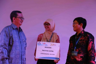 Ketua Umum Dewan Pengurus Yayasan Astra Bina Ilmu (YABI) Hamdhani Dzulkarnaen (kiri) didampingi Direktur Polman Astra Tony Silalahi berbincang dengan salah satu mahasiswi penerima Beasiswa Prestasi Astra tahun akademik 2015-2016 pada acara HUT ke-20 Polman Astra (6/10). Sampai dengan tahun 2015, Polman Astra telah memberikan Beasiswa Prestasi Astra bagi 507 siswa terbaik lulusan SMA/SMK yang berasal dari 21 provinsi.  