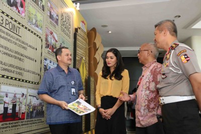 Chief of Corporate Communication, Social Responsibility & Security PT Astra International Tbk Pongki Pamungkas (kedua kanan) menjelaskan program Indonesia Ayo Aman Berlalu Lintas kepada Kepala Korps Lalu Lintas Republik Indonesia Irjen. Pol. Condro Kirono dan Pebalap Profesional Wanita Alexandra Asmasoebrata didampingi Head of Environment & Social Responsibility PT Astra International Tbk Riza Deliansyah (kiri) usai acara Astra Road Safety Fest 2015 (19/11).  