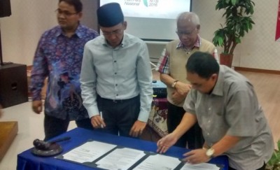 Gubernur Nusa Tenggara Barat, M. Zainul Majdi (dua dari kiri), menandatangani Memorandum of Understanding (MoU) bersama Ketua Umum Persatuan Wartawan Indonesia H Margiono. NTB jadi tuan rumah HPN 2016.  