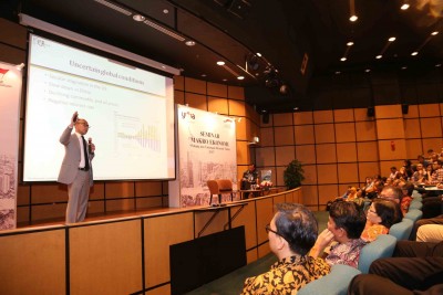 Pakar Ekonomi M. Chatib Basri menyampaikan materi mengenai peluang dan tantangan ekonomi pada 2016 kepada pelaku UKM Mitra Yayasan Dharma Bhakti Astra (YDBA) pada acara Seminar Makro Ekonomi yang digelar oleh YDBA di  Jakarta (25/2). (ist)  