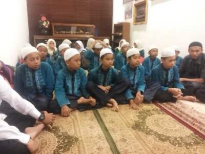 Para anak yatim membacakan Yasin dan berdoa pada acara HUT ke-110 tahun IMI di Sekretariat PP IMI di SCBD, Senin petang. (arl) 