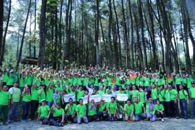 Sebanyak 159 duta lingkungan dari berbagai sekolah di Indonesia beserta guru, Grup Astra, Yayasan Keanekaragaman Hayati Indonesia berfoto bersama saat Adiwiyata Summit 2016, Sentul (24/04).  (ist)  