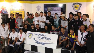 Pengurus PP IMI dan para tokoh klub otomotif se-Jakarta berfoto bersama di stan IMI di IIMS 2016 di Kemayoran Jakarta, Sabtu.  (ist)  