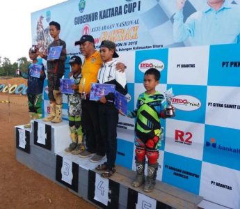Para juara di podium Kejurnas Swallow Grasstrack di Bulungan. (ist)
