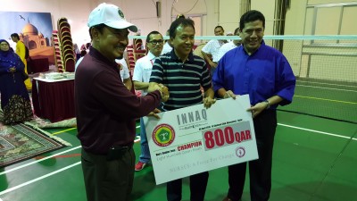 Penyerahan hadiah kejuaraan bulutangkis Piala INNAC kepada salah seorang pemenangnya.  (bd)  
