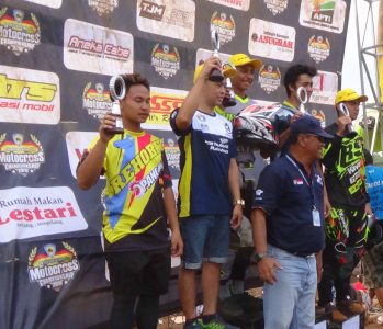 Para juara naik podium pada Kejurnas Motokross di Jawa Tengah, Minggu. (ist)  