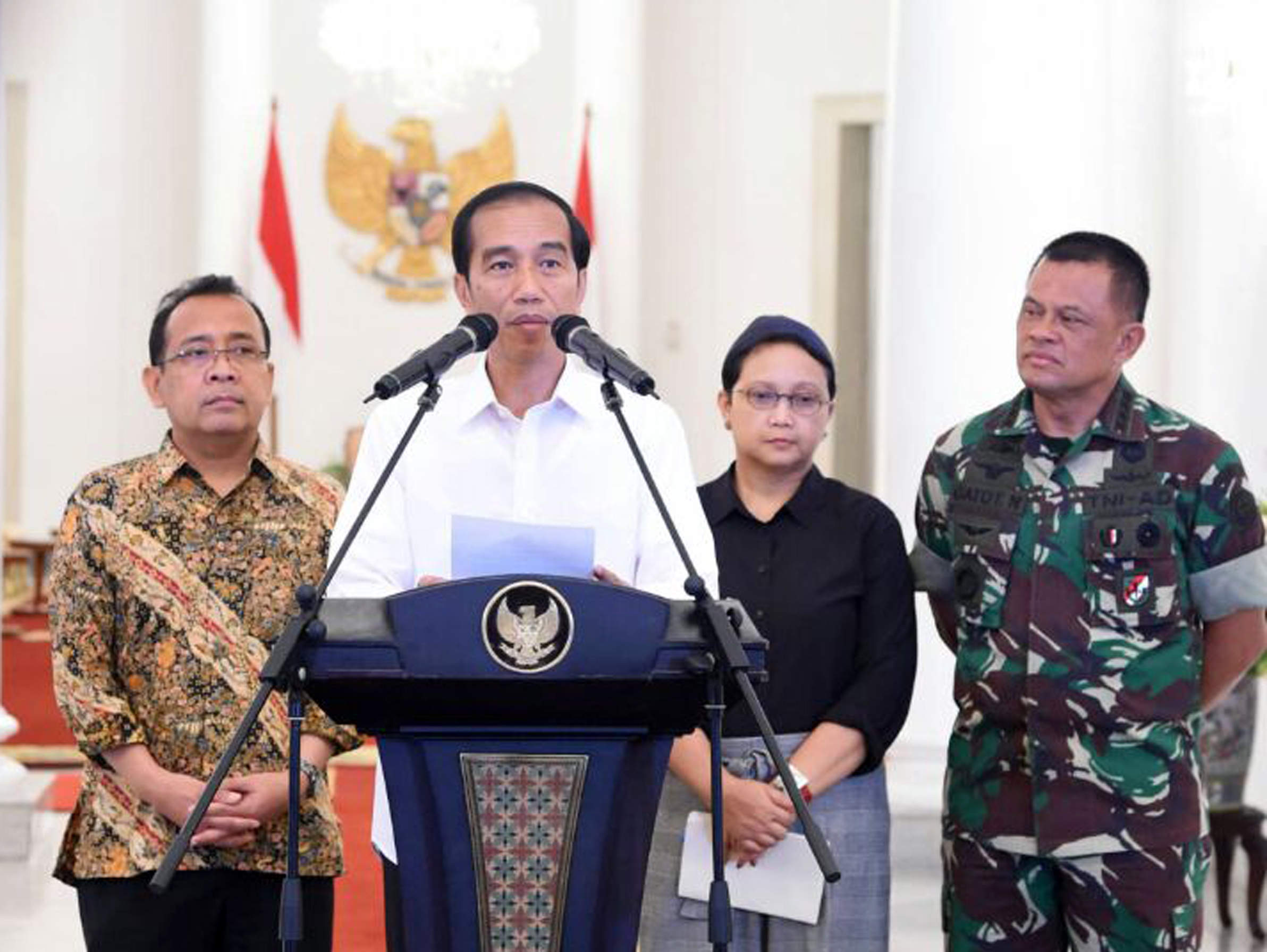 Presiden Jokowi mengungkapkan rasa syukur atas pembebasan 10 WNI dari penyanderaan di Filipina Selatan. Presiden saat memberi keterangan di Istana Bogor didampingi Menlu Retno Marsudi, Panglima TNI Jenderal Gatot Nurmantyo, dan Mensesneg Pratikno. (Foto: PresidenRI.co.id)