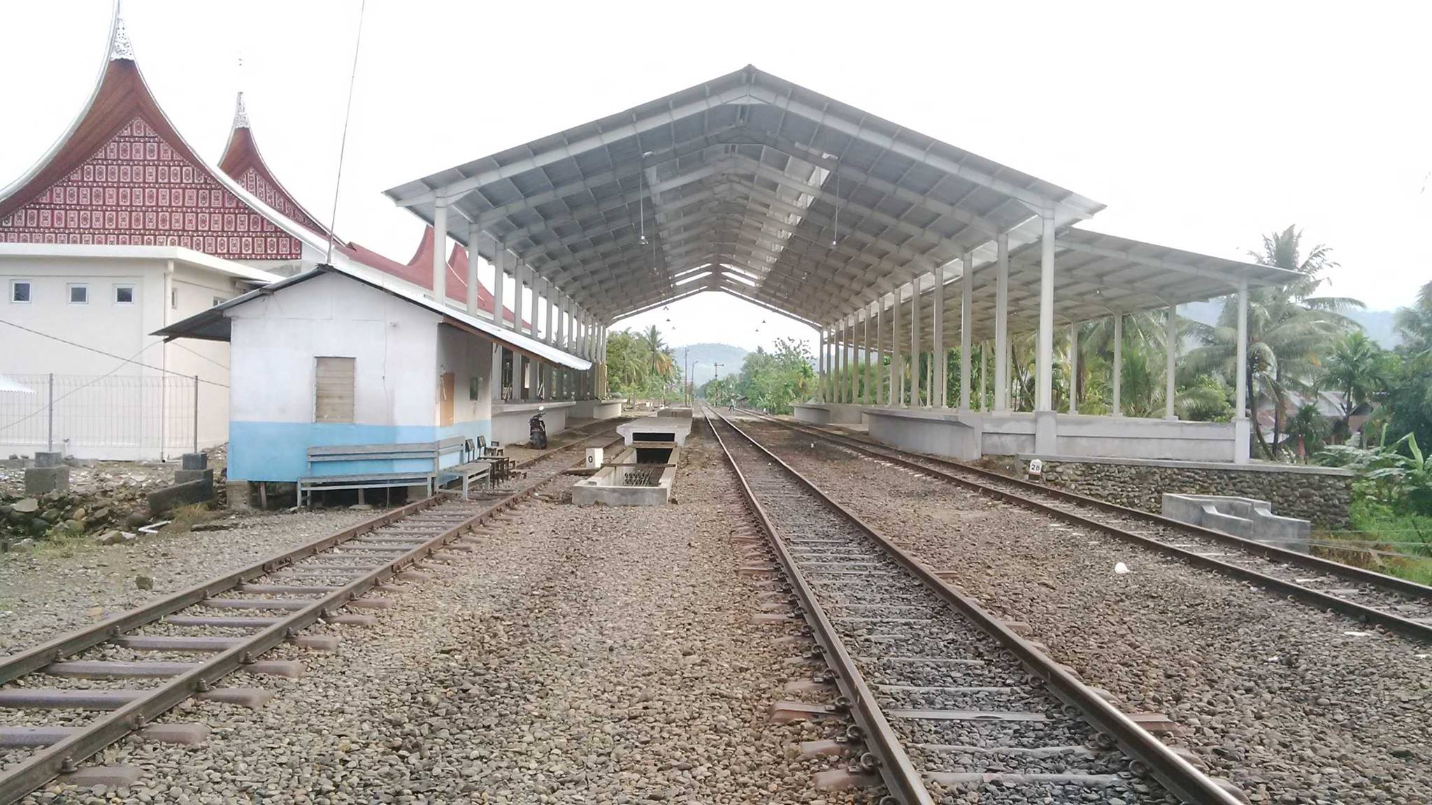 Stasiun Kereta Api Duku, tempat transit penumpang KA menuju Bandara Internasional Minangkabau.