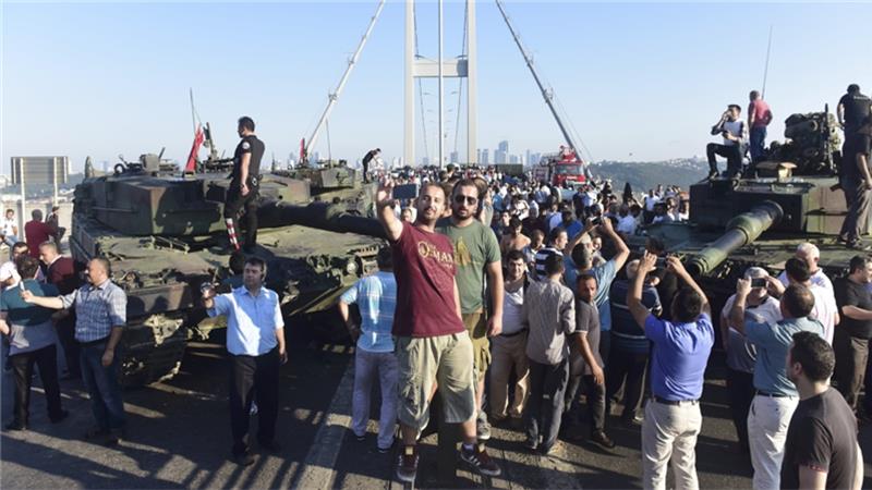 Masyarakat berfotoria di Jembatan Bosphorus, Istanbul, bersama tentara dan persenjataannya, setelah angkatan perang Turki berhasil menggagalkan upaya kudeta.(Al Jazeera/Reuters)