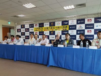 Poedio Oetojo dari PP IMI membereikan keterangan pada temu pers kejuaraan kejuaraanTaiwan Auto Gymkhana Prix 2016. (po)
