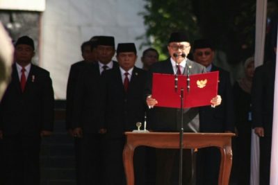 Ketua MPR RI Zulkifli Hasan membacakana teks Pancasila di Lubang Buaya, Sabtu. (antaranews)
