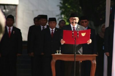 Ketua MPR RI Zulkifli Hasan membacakana teks Pancasila di Lubang Buaya, Sabtu. (antaranews) 