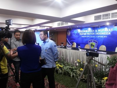 Sadikin Aksa, ketua umum PP IMI sedang diwawancarai media usai musyawarah IMI di Jakarta, Jumat malam.  (arl)  