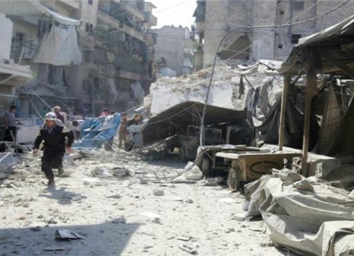 Para penyelamat menyuri sebuah pasar yang porak-poranda akibat serangan udara di timur Aleppo, Suriah. (Reuters)