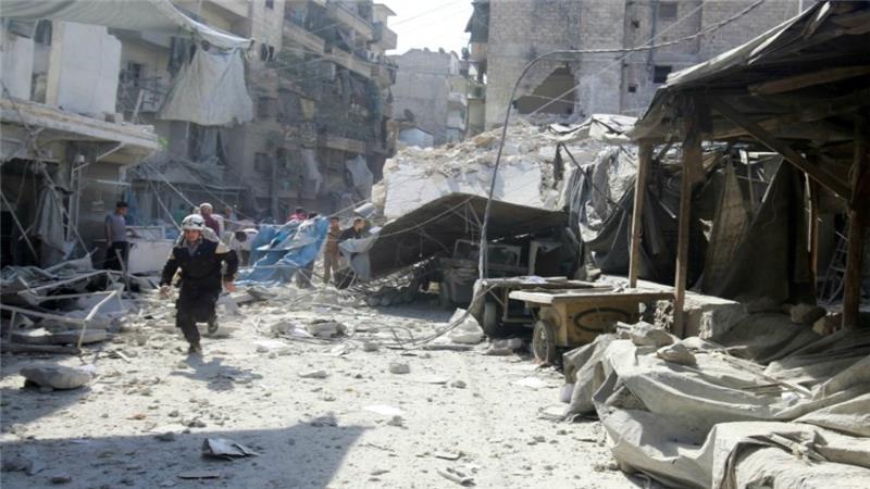 Para penyelamat menyuri sebuah pasar yang porak-poranda akibat serangan udara di timur Aleppo, Suriah. (Reuters)