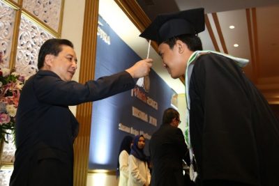 Ketua Pembina Yayasan Astra Bina Ilmu  (YABI) Djoko Pranoto mewisuda salah satu wisudawan pada Wisuda ke-17 Politeknik Manufaktur (Polman) Astra di Jakarta (1/11).  (ist)  