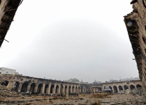 Masjid Umayyah Aleppo, Suriah, mengalami kerusakan parah akibat perang saudara. (All Jazeera/Reuters)