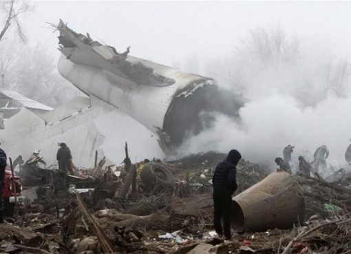 Tim penyelamat turun ke lokasi kecelakaan di dekat bandara Manas. (Reuters/Al Jazeera)