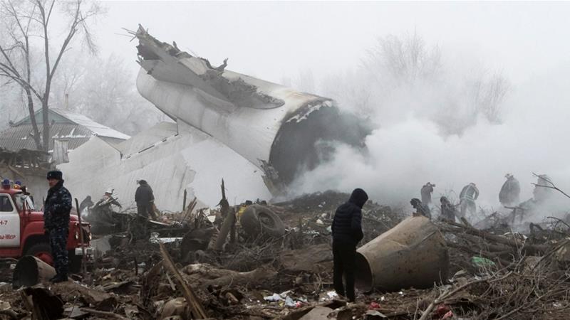 Tim penyelamat turun ke lokasi kecelakaan di dekat bandara Manas. (Reuters/Al Jazeera)