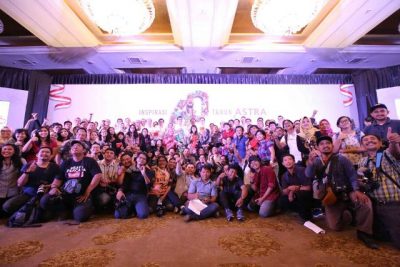 Para petinggi Astra bersama wartawan usai media gathering di Hotel Mulia, Jumat. (ist) 