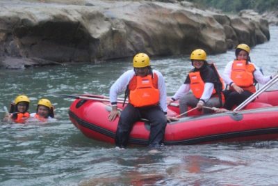 Peserta arung jeram tiba di finish. (AL)