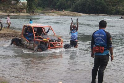 Kajatisu Bambang Rukmono mengendarai mobil offroad melintasi aliran sungai bah bolon, Serdang Bedagai. (AL)