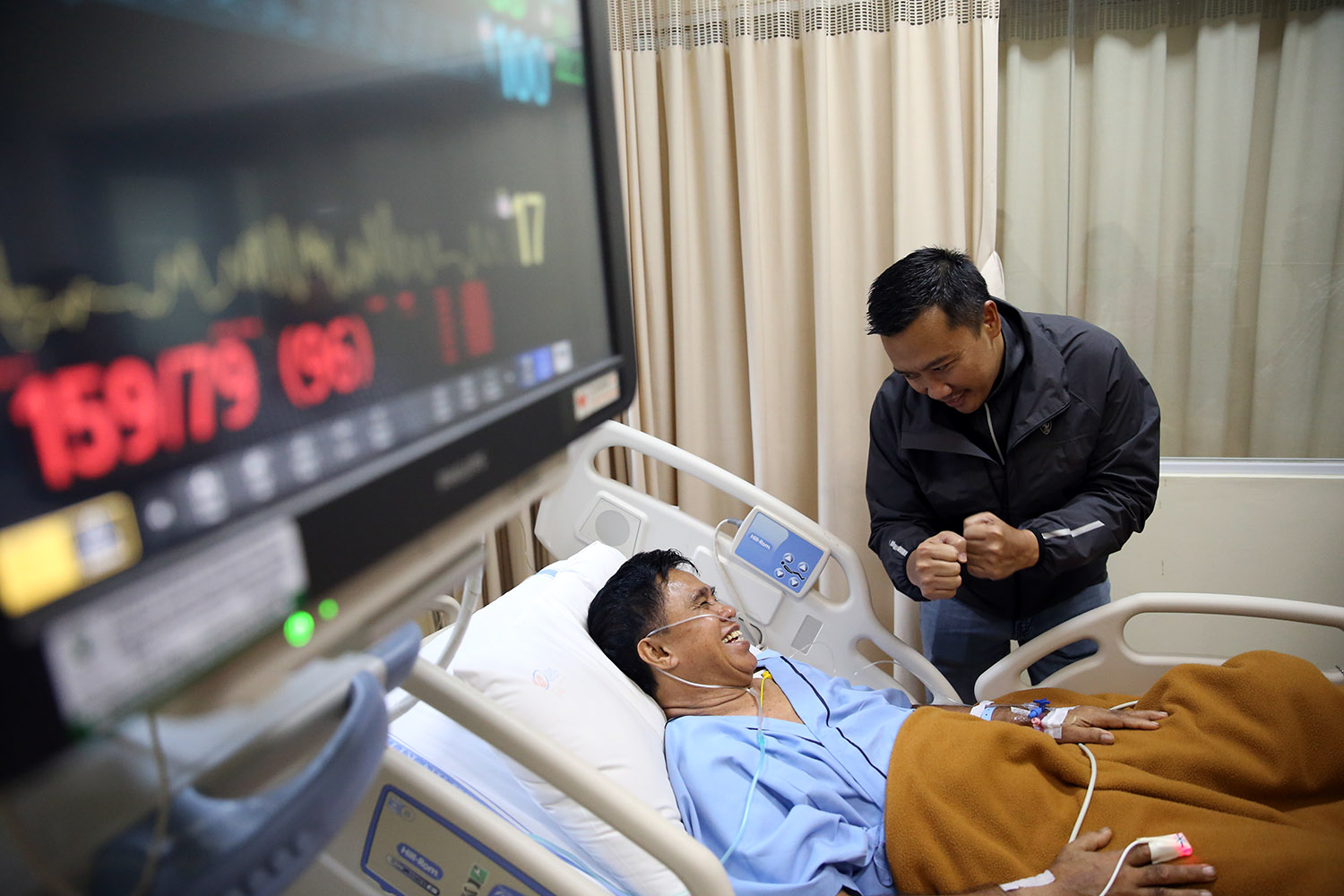 Menpora Imam Nahrawi saat menjenguk Ellyas Pical di Rumah Sakit Harapan Kita, Jakarta Barat, Sabtu (18/2) sore. (foto: kemenpora.go.id)