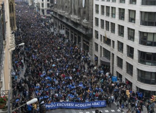 Sekitar 160.000 orang turut berpartisipasi dalam unjukrasa, di Barcelona, Spanyol, menuntut diterimanya pengungsi korban perang dan kerusuhan di Negara asal mereka. (Foto:AFP/Al Jazeera)