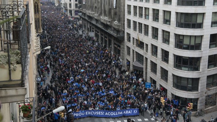 Sekitar 160.000 orang turut berpartisipasi dalam unjukrasa, di Barcelona, Spanyol, menuntut diterimanya pengungsi korban perang dan kerusuhan di Negara asal mereka. (Foto:AFP/Al Jazeera)