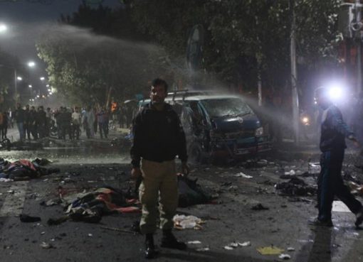 Aparat keamanan menyusuri tempat kejadian ledakan, di Lahore. (Repro: Al Jazzera/Reuters)