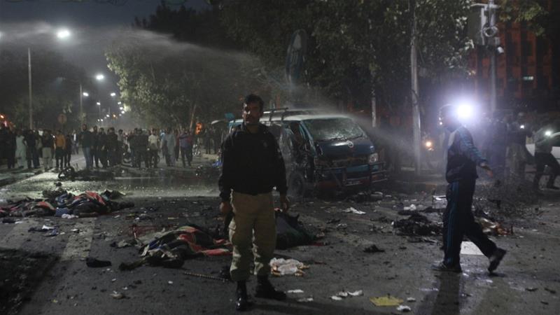 Aparat keamanan menyusuri tempat kejadian ledakan, di Lahore. (Repro: Al Jazzera/Reuters)