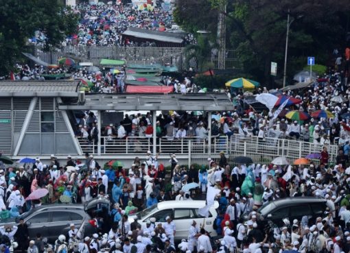 Peserta aksi 112 memadati Jalan di seputar Masjid Istiqlal Jakarta. (Foto: Repro Metrotv)