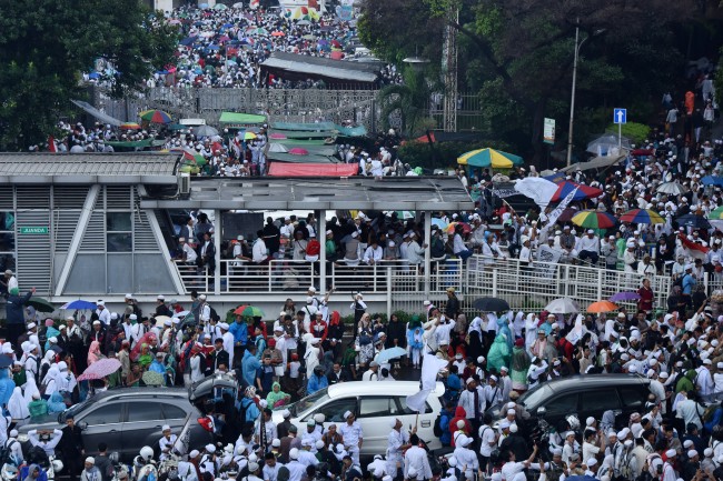 Peserta aksi 112 memadati Jalan di seputar Masjid Istiqlal Jakarta. (Foto: Repro Metrotv)