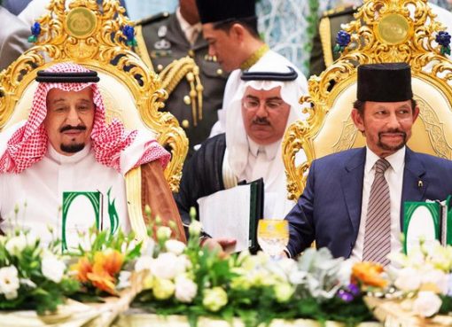 Raja Arab Saudi Salman bin Abdulaziz al-Saud (kiri) dan Raja Brunei Darusslam Sultan Hassalan Bolkiah. (Foto: arabnews.com)