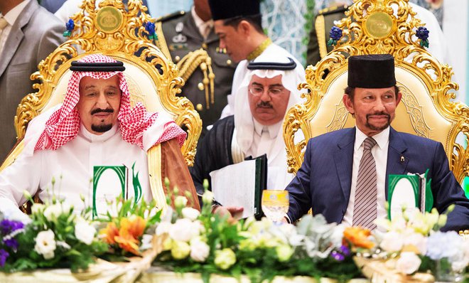 Raja Arab Saudi Salman bin Abdulaziz al-Saud (kiri) dan Raja Brunei Darusslam Sultan Hassalan Bolkiah. (Foto: arabnews.com)