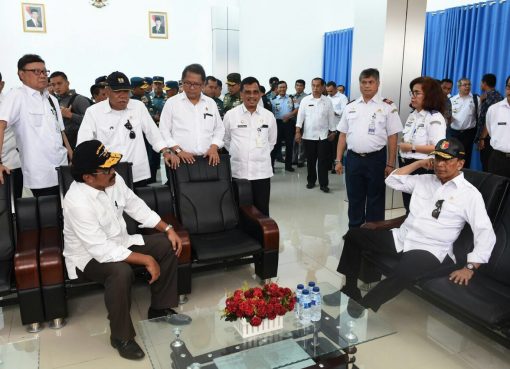 Menkopolhukam RI Wiranto, beserta sejumlah menteri dan pejabat, saat berkunjung ke Natuna, Kepulauan Riau, Rabu (8/3). (Foto: kemendagri.go.id)