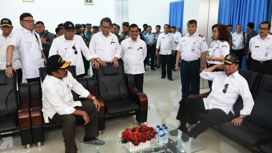 Menkopolhukam RI Wiranto, beserta sejumlah menteri dan pejabat, saat berkunjung ke Natuna, Kepulauan Riau, Rabu (8/3). (Foto: kemendagri.go.id)