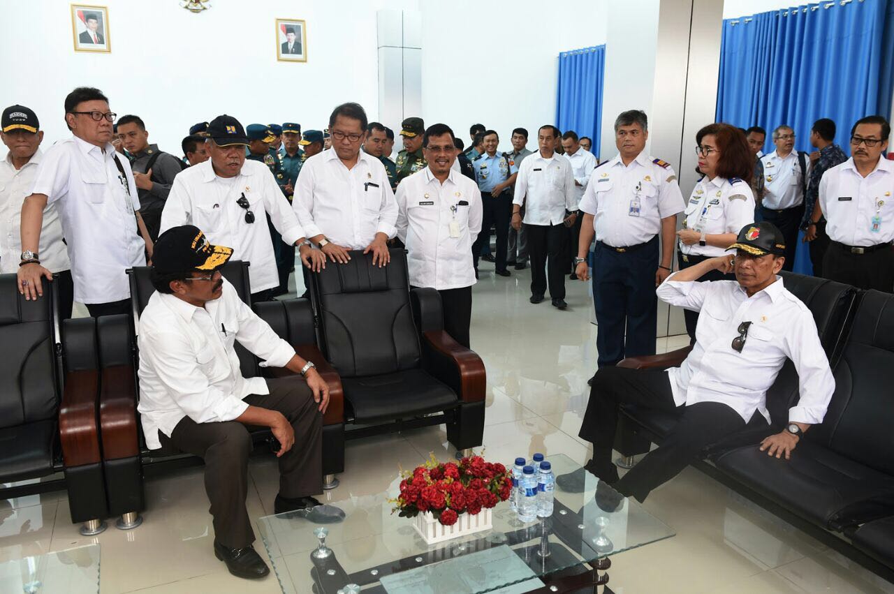 Menkopolhukam RI Wiranto, beserta sejumlah menteri dan pejabat, saat berkunjung ke Natuna, Kepulauan Riau, Rabu (8/3). (Foto: kemendagri.go.id)