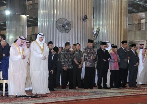 Raja Arab Saudi Salman bin Abdulaziz al-Saud (kiri) dan Presiden Joko Widodo ketika melaksanakan salat tahiyatul masjid, di Masjid Istiqlal, Jakarta. (Foto: Biro Pers Istana)