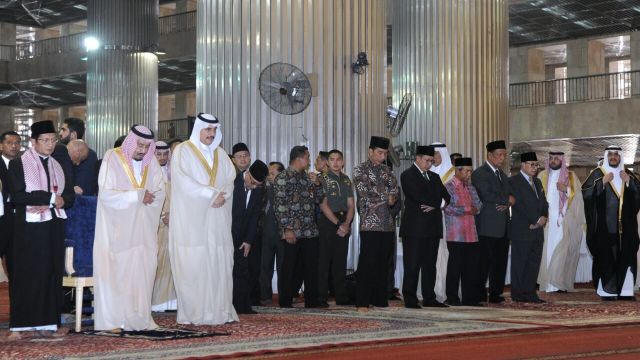 Raja Arab Saudi Salman bin Abdulaziz al-Saud (kiri) dan Presiden Joko Widodo ketika melaksanakan salat tahiyatul masjid, di Masjid Istiqlal, Jakarta. (Foto: Biro Pers Istana)
