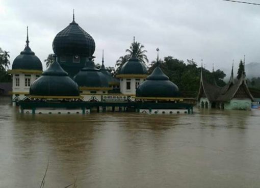 Sebuah masjid di Kabupaten 50 Kota terendam akibat musibah banjir dan longsor, Jumat (3/3). (Foto: Istimewa)