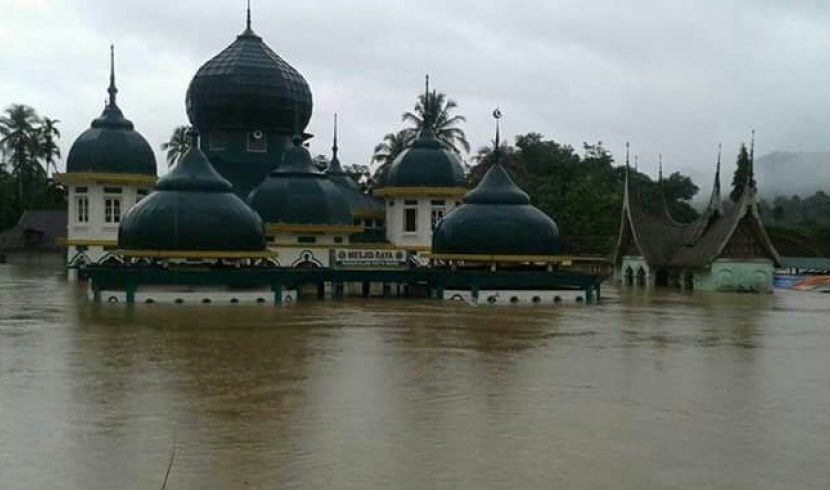 Sebuah masjid di Kabupaten 50 Kota terendam akibat musibah banjir dan longsor, Jumat (3/3). (Foto: Istimewa)