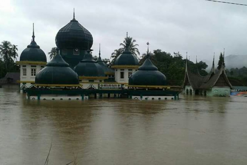 Sebuah masjid di Kabupaten 50 Kota terendam akibat musibah banjir dan longsor, Jumat (3/3). (Foto: Istimewa)